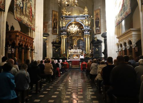 Parafialna pielgrzymka na Wzgórze Wawelskie po relikwie św. Stanisława Bpa i M.